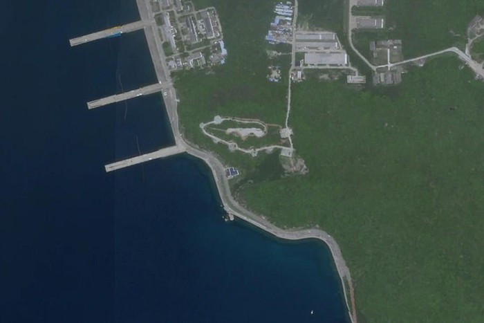 Một chi tiết khá bất thường là tất cả các bến tàu ngầm đều trống không, dẫn đến suy đoán là các tàu ngầm có thể đang làm nhiệm vụ tuần tra hoặc cũng có thể đang ở trong núi.