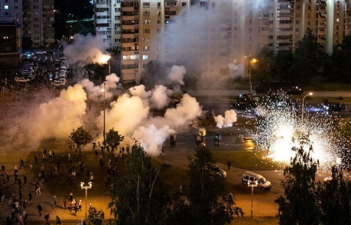 Các chuyên gia lưu ý rằng thỏa thuận giữa Belarus và Nga chỉ cung cấp hỗ trợ từ mỗi bên trong trường hợp có mối đe dọa từ bên ngoài chứ không phải vấn đề nội bộ như hiện nay, tuy nhiên nó vẫn gây ra quan ngại rất sâu sắc.