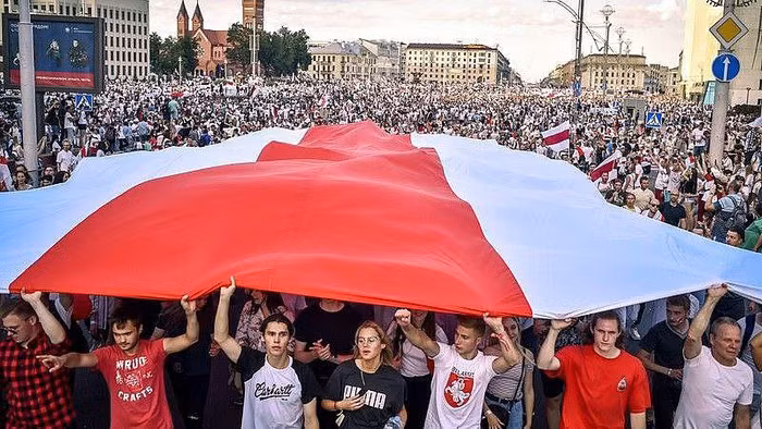 Tổng thống Belarus Alexander Lukashenko đã gọi điện cho người đồng cấp Nga Vladimir Putin và đề nghị Moskva cung cấp mọi sự hỗ trợ cần thiết.
