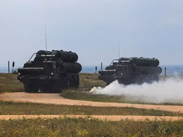 Bên cạnh đó, có nhận định khác cho rằng mặc dù S-300 hoặc S-400 có vẻ dư thừa trước khả năng hạn chế của không quân đối phương, nhưng chúng sẽ chỉ đóng vai trò như một biện pháp ngăn chặn sự can thiệp rộng lớn hơn của Thổ Nhĩ Kỳ vào các vấn đề của Libya.