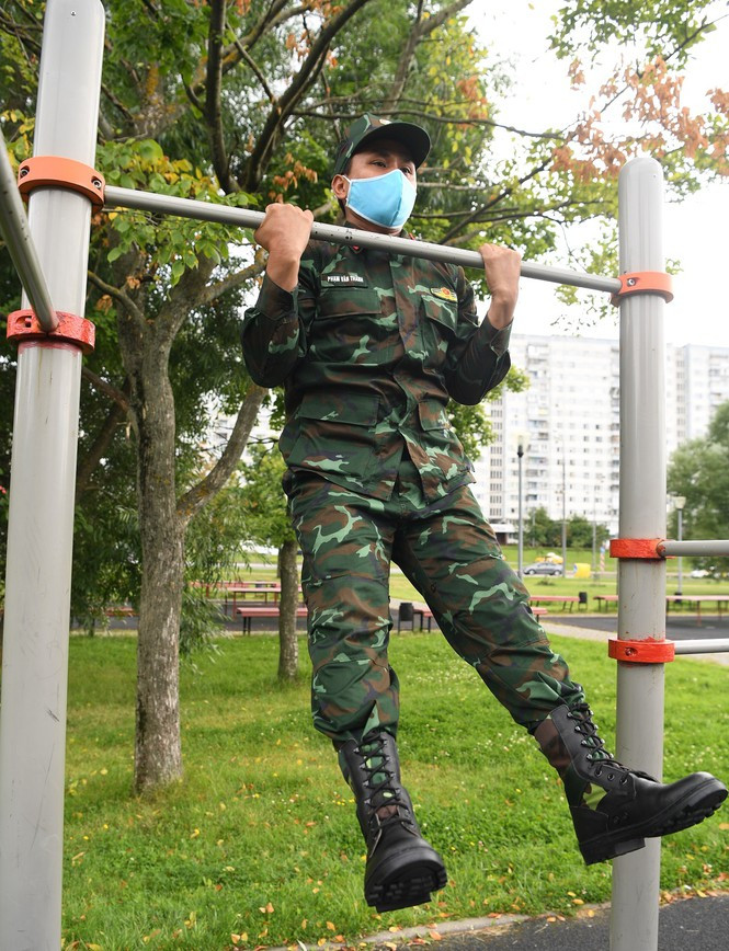 Vận động viên Phạm Văn Thành với bài tập đu xà.