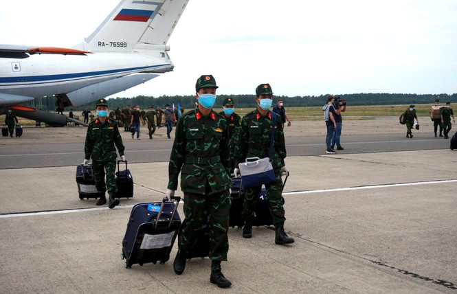 Sau khi lực lượng y tế thuộc Ban tổ chức hội thao của Belarus tiến hành lấy mẫu xét nghiệm COVID-19 ngay tại sân bay, nước chủ nhà đã tiến hành lễ đón theo nghi lễ truyền thống trọng thị. Sáng 19/8, đội tuyển Bắn tỉa được đưa đến khu vực cách ly tại thao trường thi đấu thuộc Lữ đoàn Tác chiến đặc biệt số 38, ngoại ô thành phố Brest, Belarus. Theo kế hoạch, sau khi thực hiện chế độ cách ly và có kết quả âm tính với SARS CoV-2, các đội sẽ được đưa đến khu vực ăn ở chính thức tại thao trường Brest để làm thủ tục đăng ký, khám sức khỏe, tham quan thao trường và nhận vũ khí, trang bị chuẩn bị thi đấu - Ảnh: Đội tuyển bắn tỉa Việt Nam có mặt tại sân bay Baranovichi, Belarus - Nguồn: QĐND