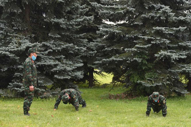 Tập chống đẩy. Ảnh: QĐND