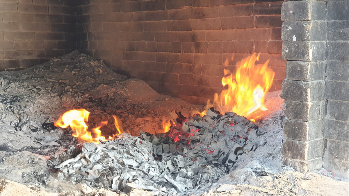 Ông Nguyễn Long Thiên, Trưởng ban quản lý đền Chợ Củi cho biết, mặc dù ban quản lý đã khuyến cáo người đi lễ không nên đốt ngựa giấy, vì nó ảnh hưởng đến môi trường. Tuy nhiên tín ngưỡng và nhu cầu của du khách nên việc cấm hẳn thì rất khó.