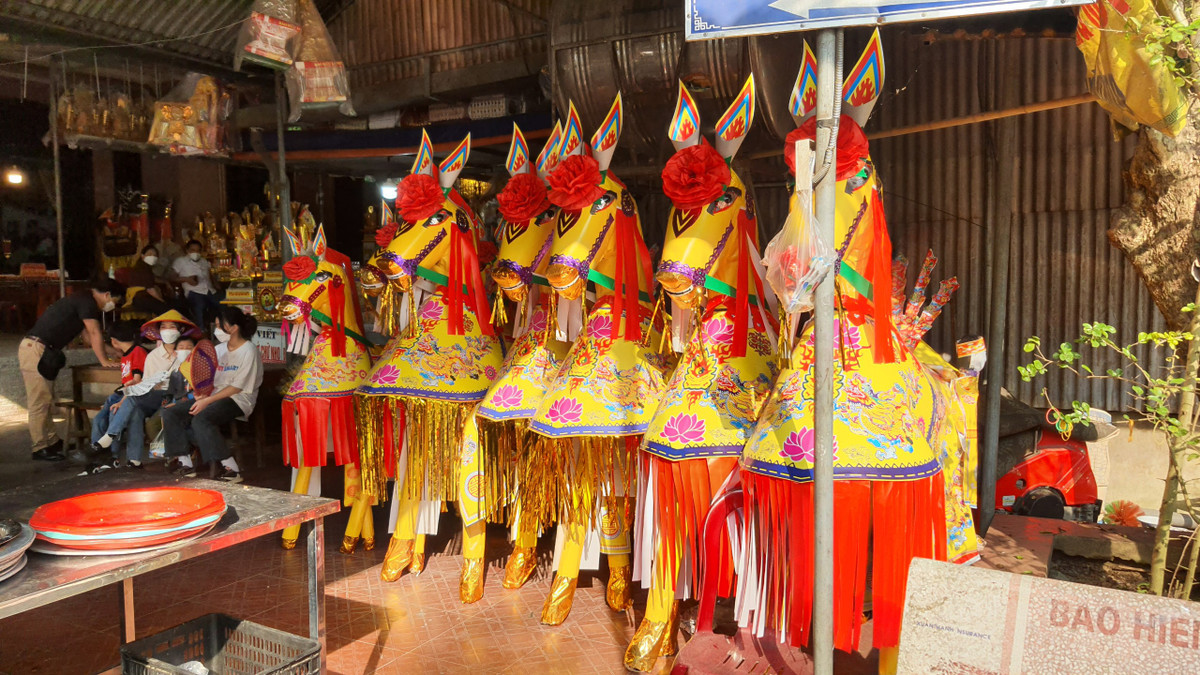 Theo người dân, Đức Quan Hoàng Mười là tướng trận giỏi, do vậy người dân hóa ngựa để ông cùng quân lính củng cố binh lực, đánh giặc ngoại xâm. Còn thuyền để di chuyển qua sông. Vì vậy, người đi lễ sắm thêm ngựa giấy và thuyền mang vào đền làm lễ cầu bình an, tài tộc đầu năm.