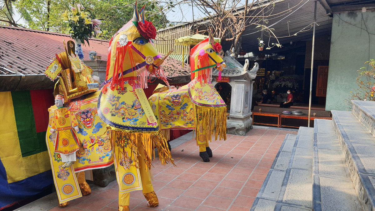 Ngựa giấy có nhiều kích thước, con bé cao từ 50 cm đến 1m. Thậm chí có con lớn cao hơn 2m tùy thuộc vào yêu cầu của du khách.