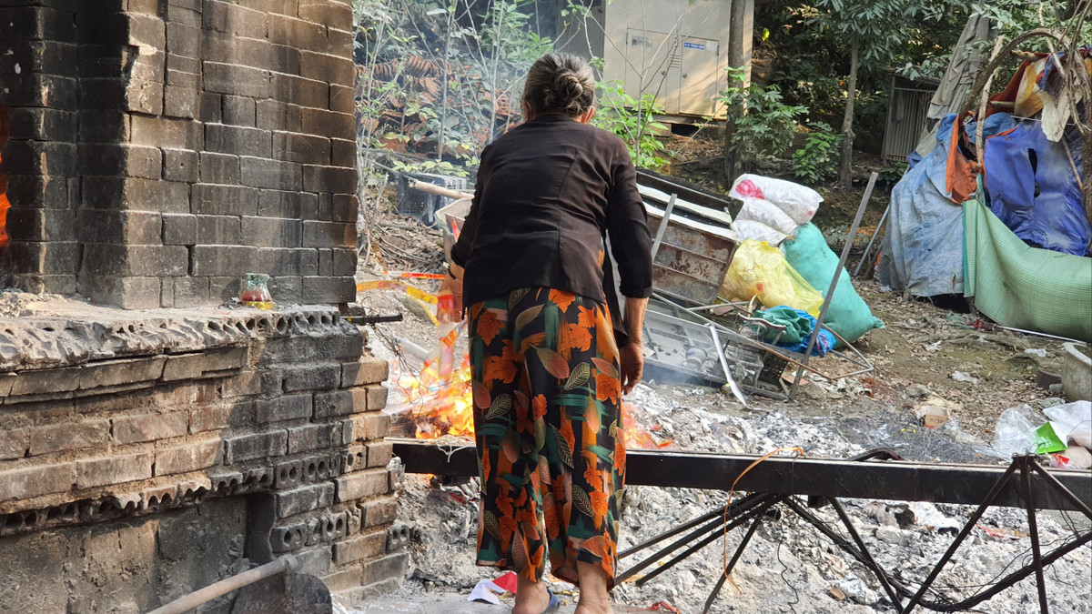 Để thuận tiện ban quản lý đã xây dựng lò hóa vàng mã được đặt ở phía tây của đền chợ Củi. Làm lễ xong, người dân sẽ đưa ngựa giấy đến để đốt.