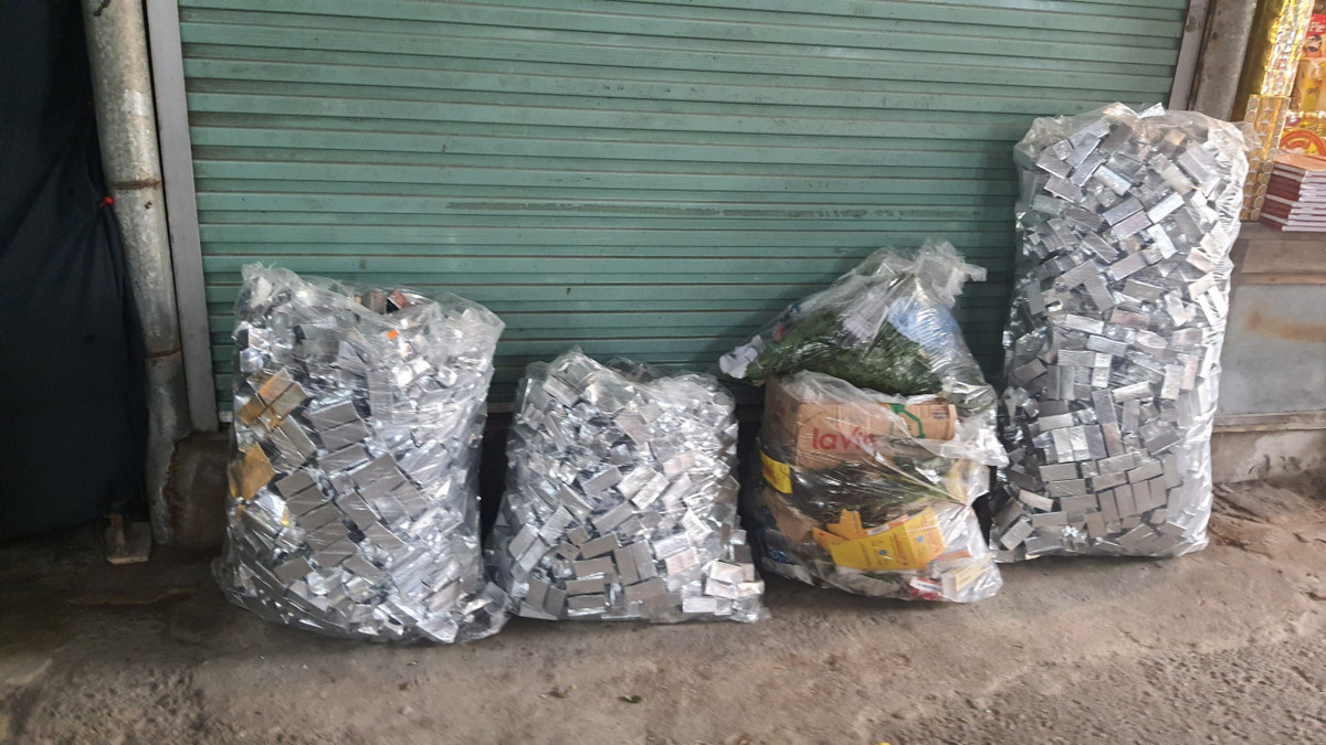 Những bao bạc thỏi, vàng mã chất dọc đường vào, cạnh các ki ốt chờ phục vụ khách thập phương.