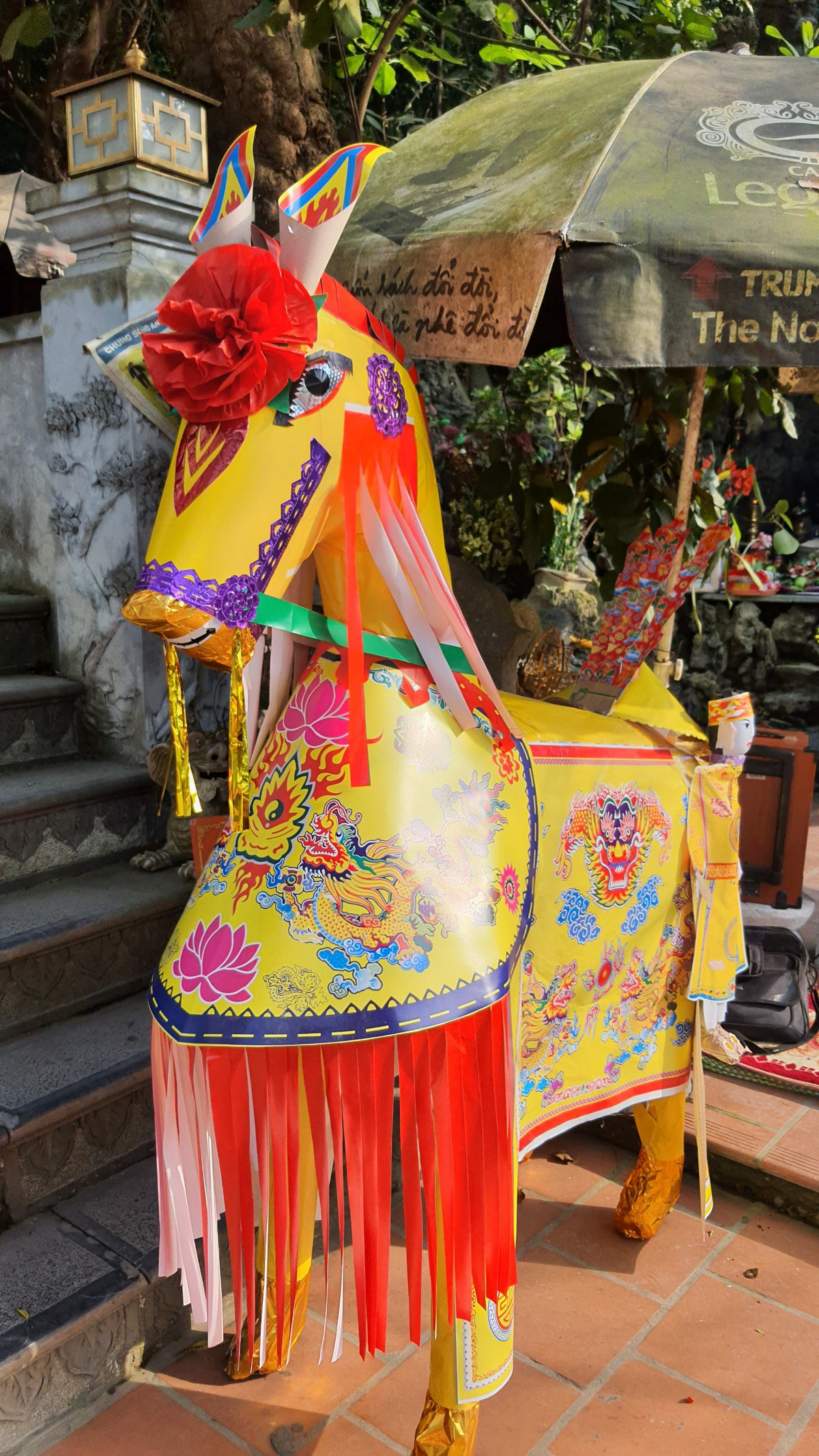 Đi khắp đền Chợ Củi đâu đâu cũng thấy ngựa giấy được bày lễ.