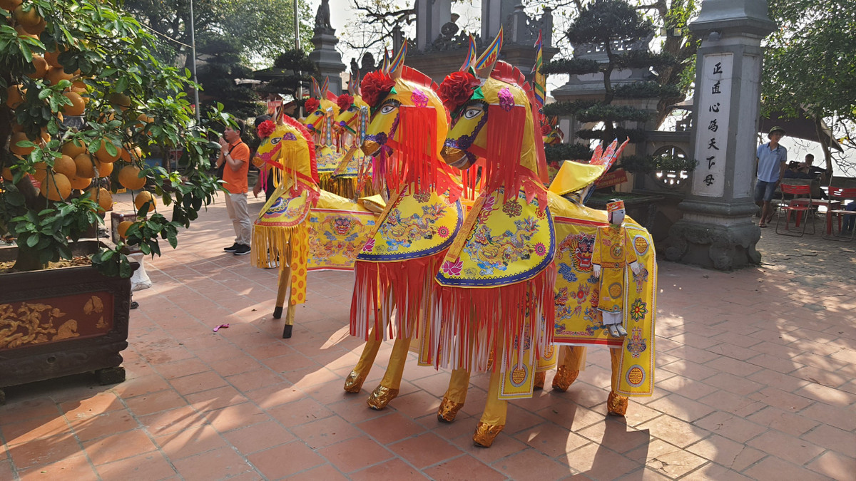 Nhiều người cũng bỏ ra từ vài trăm nghìn đến vài triệu đồng để mua các mâm lễ trong đó không thể thiếu là những chú ngựa làm từ tre và giấy để cúng tiến.