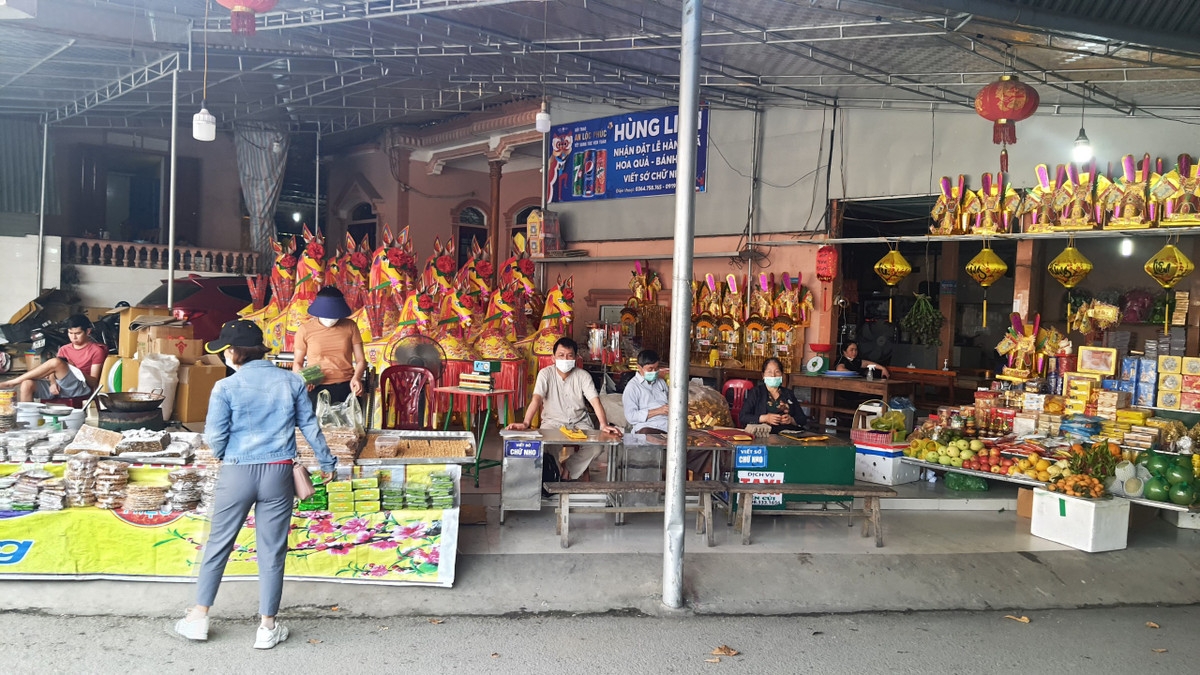 Dọc đường vào ngôi đền có rất nhiều quán hàng bán đồ lễ, hương vàng, hoa quả, xôi gà và dịch vụ viết sớ phục vụ du khách.