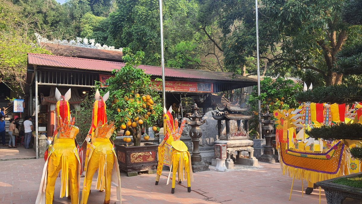 Sau Tết Nguyên đán dịch COVID-19 vẫn diễn biến phức tạp nhưng đã không còn căng thẳng như trước vì gần như nước ta đã tạo được miễn dịch cộng đồng. Vì vậy, đền quan Hoàng Mười càng thêm đông người đến kính lễ.