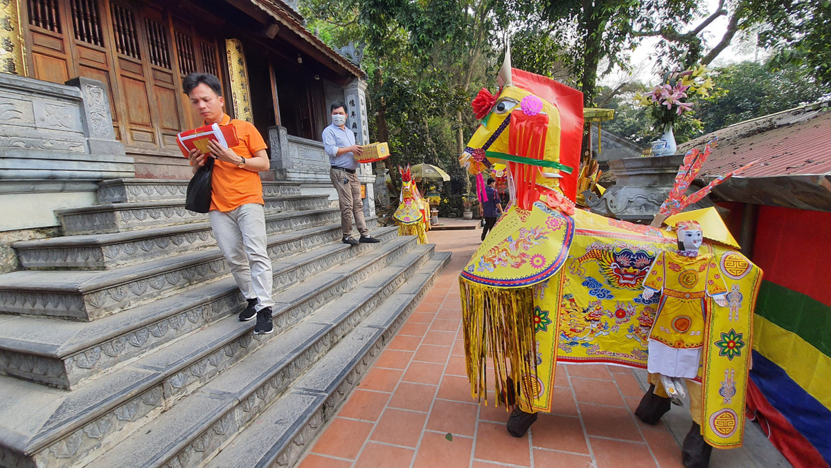 Tham khảo tại các ki ốt, người bán cho biết ngựa giấy có nhiều loại, loại bé từ 250 nghìn đồng đến hơn 400 nghìn. Còn loại ngựa to như người thật thì từ 450 nghìn đồng trở lên. Giá thành còn tùy theo yêu cầu của người mua.