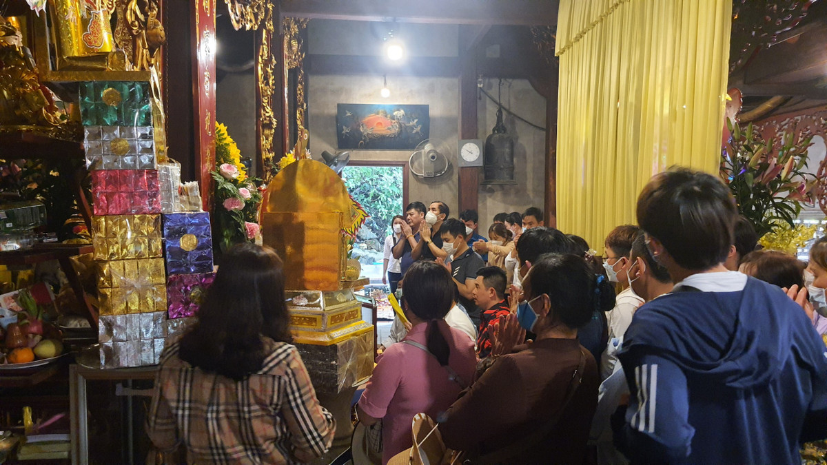 Sau khi hành lễ xong, những mâm lễ vàng mã, ngựa giấy, thuyền rồng đều được hóa vàng.