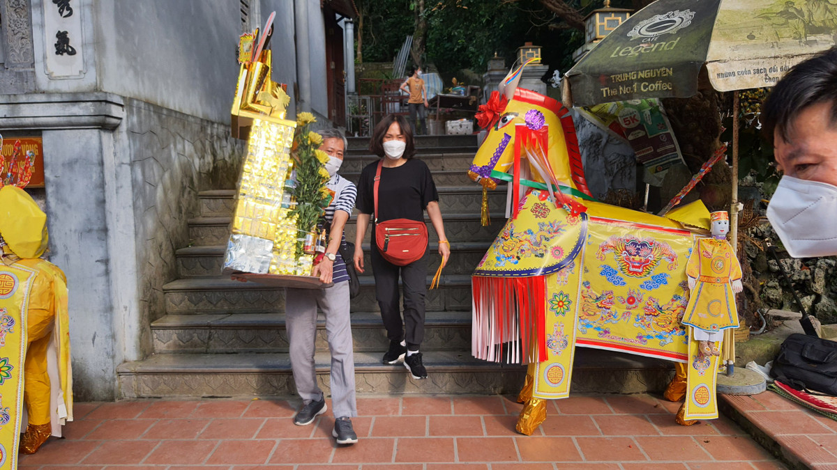 Những chú ngựa đầy màu sắc vàng đỏ được các du khách mua rồi bê lên khu vực đền để dâng lễ.