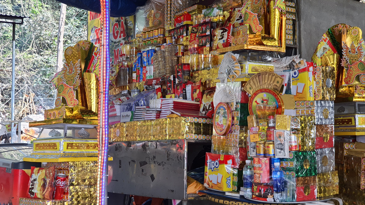 Để thuận tiện cho người đi lễ, chủ các ki ốt sắp sẵn các mâm lễ để bán đủ "combo".