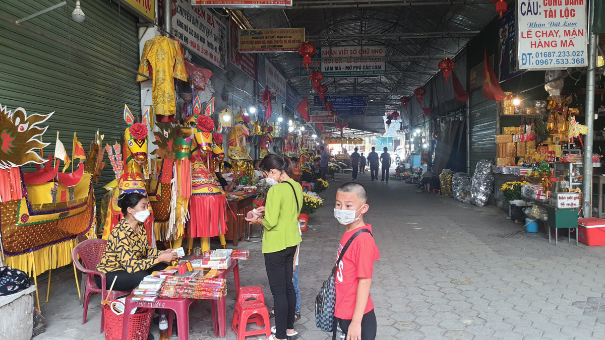 Các quầy hàng phục vụ đủ các nhu cầu của người đến lễ.