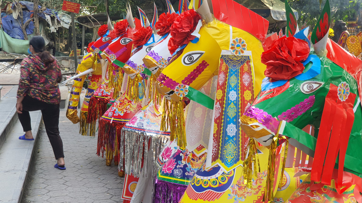 Các con ngựa giấy được trang trí cầu kỳ và bắt mắt. Dù giá tiền không hề nhỏ nhưng rất đông người vẫn mua ngựa giấy để làm đồ lễ. Ngựa giấy sau khi mua sẽ được đưa đến tiền sảnh của đền để làm lễ.