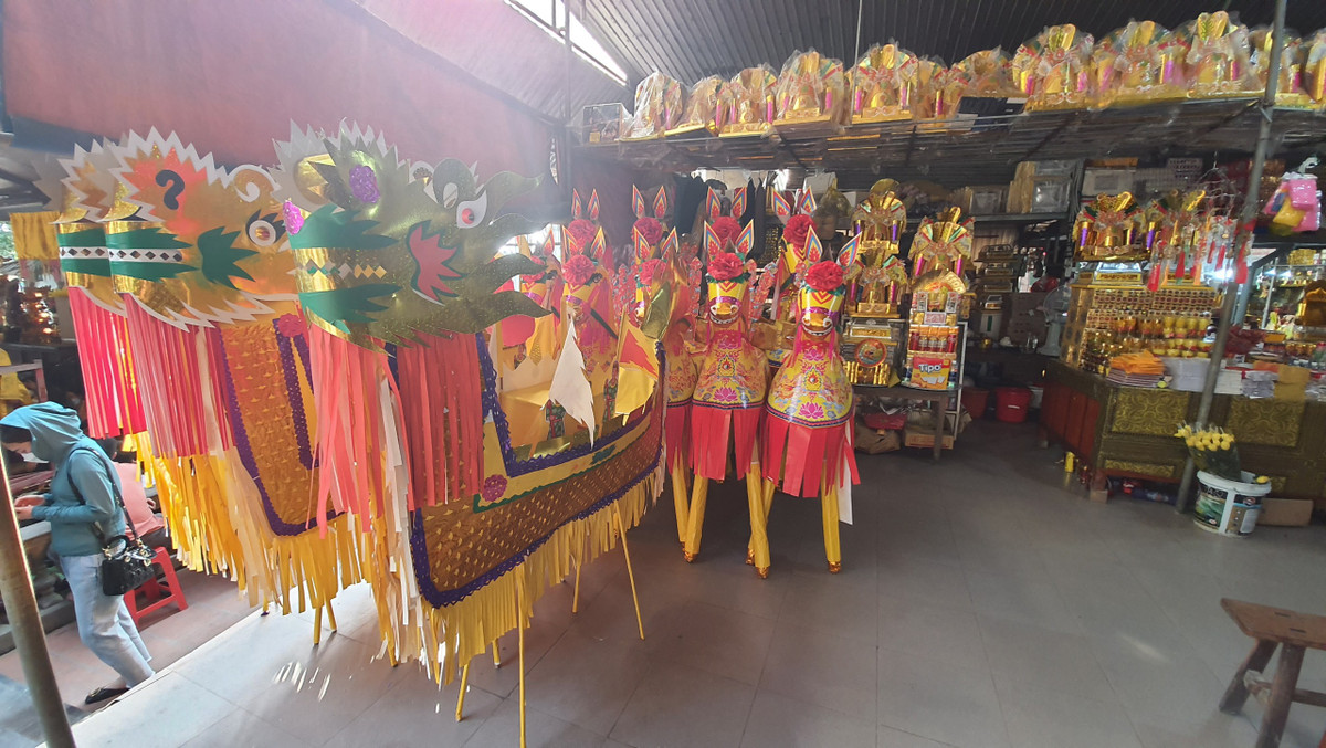 Ngoài ngựa, du khách còn chọn mua thuyền rồng giấy.