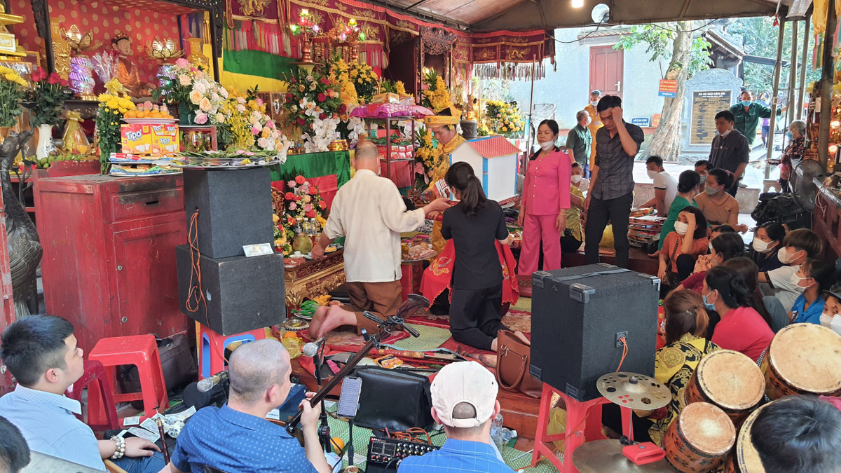 Đền Chợ Củi được truyền tụng rất linh thiêng từ xưa nay nên ngày nào cũng có đông du khách thập phương đến dâng lễ, cầu may.