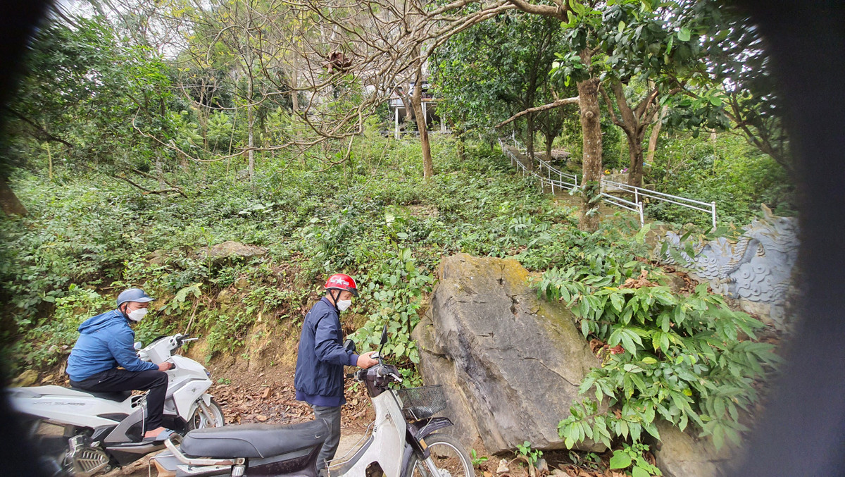 Sự việc bạch xà xuất hiện nhanh chóng khiến người dân trong khu vực xôn xao.