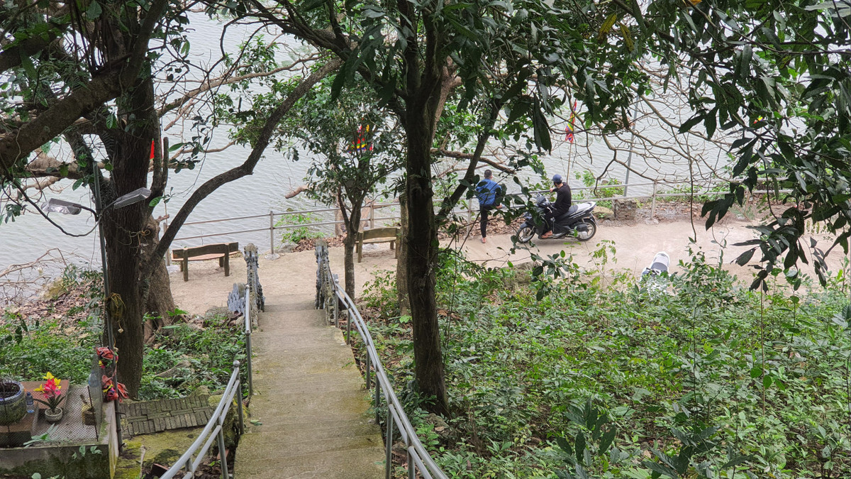 Ngôi đền nằm ở lưng chừng núi, phong thủy hữu tình. Lưng đền tựa núi, mặt hướng ra mặt hồ Bốn làng Tiền Phương, xã Văn Phương, huyện nho quan, Ninh Bình.