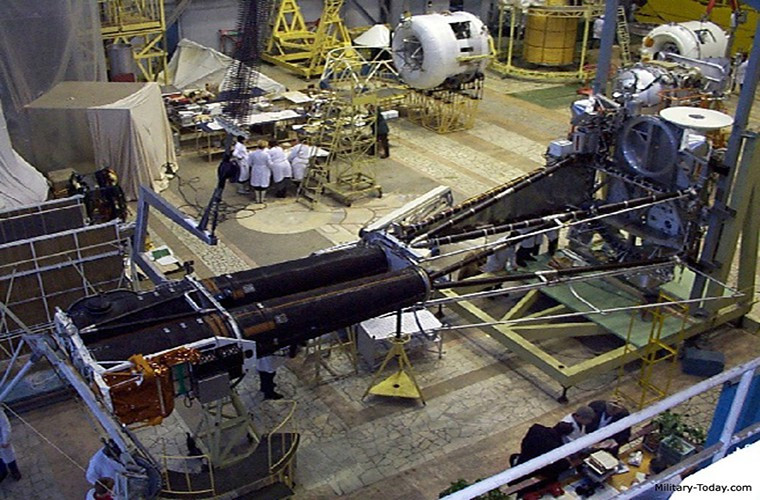 Mọi nhân viên kể cả các nhà khoa học làm việc trong Arzamas-16 đều buộc phải tuân theo các nội quy nghiêm ngặt nhất, thậm chí các thành viên bên trong gia đình của họ cũng phải sống trong thành phố này. Nơi duy nhất họ được đến trong các kỳ nghỉ là Arzamas hoặc một thành phố khác nhưng dưới sự giám sát của cơ quan mật vụ Liên Xô.