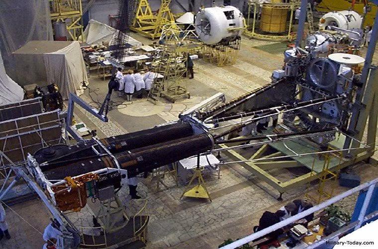 Mọi nhân viên kể cả các nhà khoa học làm việc trong Arzamas-16 đều buộc phải tuân theo các nội quy nghiêm ngặt nhất, thậm chí các thành viên bên trong gia đình của họ cũng phải sống trong thành phố này. Nơi duy nhất họ được đến trong các kỳ nghỉ là Arzamas hoặc một thành phố khác nhưng dưới sự giám sát của cơ quan mật vụ Liên Xô.