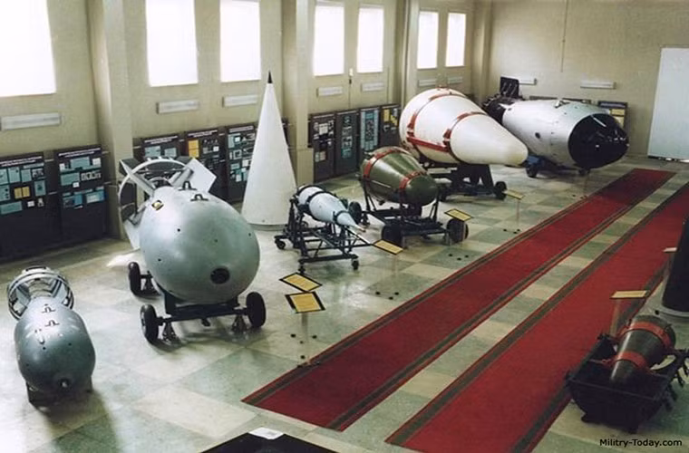 Trên thực tế cái tên Arzamas-16 được Liên Xô đặt theo tên thành phố Arzamas nằm cách đó 75km và mọi thông tin từ Arzamas-16 đều được dẫn tới Arzamas nhằm giữ bí mật cho trung tâm hạt nhân lớn nhất Liên Xô này.