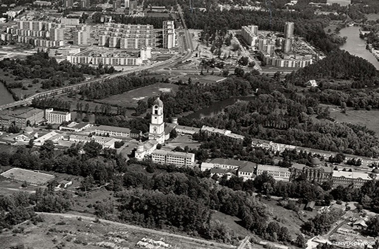 Thành phố Arzamas-16 được chính thức thành lập vào năm 1948 nằm cách Moscow chỉ 450km và nó hoàn toàn biệt lập với thế giới bên ngoài thậm chí không tồn tại trên bản đồ vào thời kỳ đó. Ban đầu Arzamas-16 chỉ là trung tâm phát triển và thiết kế vũ khí hạt nhân thuộc Cục thiết kế KB-11 nhưng sau đó quy mô của nó ngày càng được mở rộng và trở thành một đô thị thực sự.