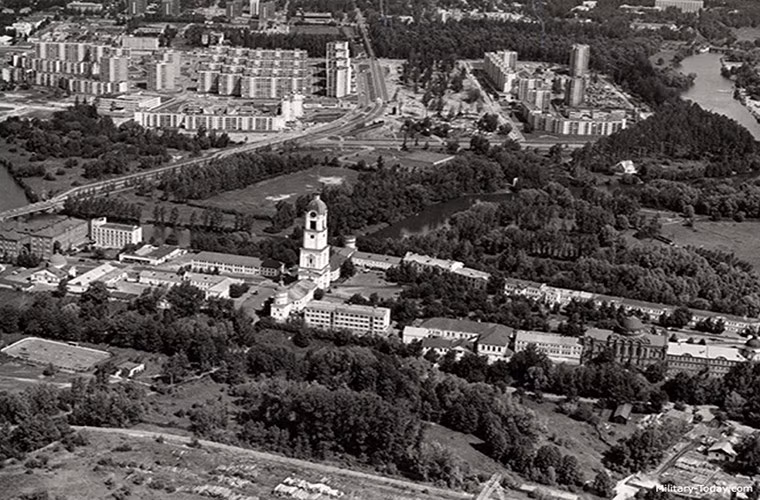 Thành phố Arzamas-16 được chính thức thành lập vào năm 1948 nằm cách Moscow chỉ 450km và nó hoàn toàn biệt lập với thế giới bên ngoài thậm chí không tồn tại trên bản đồ vào thời kỳ đó. Ban đầu Arzamas-16 chỉ là trung tâm phát triển và thiết kế vũ khí hạt nhân thuộc Cục thiết kế KB-11 nhưng sau đó quy mô của nó ngày càng được mở rộng và trở thành một đô thị thực sự.