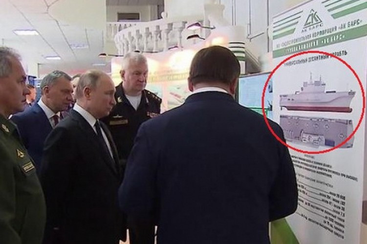 "Nếu nhìn kỹ bức ảnh mô tả cho Tổng thống Nga Vladimir Putin về khái niệm thiết kế tàu đổ bộ Dự án 23900 có thể dễ dàng nhận ra điều quen thuộc, bởi vì con tàu thực chất là một bản sao của Mistral", tạp chí Forbes nhận định.