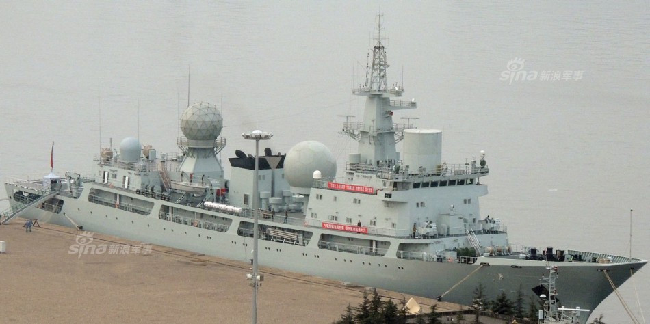 Bên cạnh đó, hoạt động giám sát được Trung Quốc đặc biệt ưu tiên là hoạt động quân sự của Mỹ và Nhật Bản trên biển Hoa Đông. Do đây là khu vực có sự hiện diện và hoạt động thường xuyên của các tàu chiến Nhật Bản và Đài Loan nên các tàu trinh sát điện tử của Trung Quốc có nhiệm vụ thu thập thông tin và giám sát mọi hoạt động của Hải quân Nhật Bản và Đài Loan, đồng thời đây cũng là hướng để tiến ra phía Tây Thái Bình Dương và là hướng có thể hỗ trợ đắc lực cho hướng chiến lược phía Biển Đông trong điều kiện cần thiết.