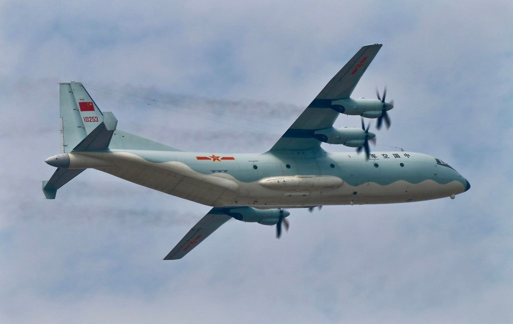 Máy bay thu thập tình báo tín hiệu Y-9JB. Kiểu máy bay này được trang bị đầy đủ cả ăng-ten thu các tin tức tình báo thông tin - liên lạc và tình báo điện tử. Theo các chuyên gia, hiện nay Trung Quốc đã đưa ít nhất 4 chiếc Y-9JB vào làm nhiệm vụ. Những máy bay này thường hoạt động trên vùng biển xung quanh quần đảo Nhật Bản.