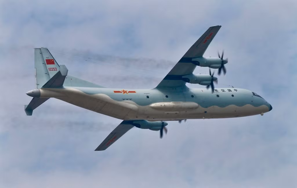 Máy bay thu thập tình báo tín hiệu Y-9JB. Kiểu máy bay này được trang bị đầy đủ cả ăng-ten thu các tin tức tình báo thông tin - liên lạc và tình báo điện tử. Theo các chuyên gia, hiện nay Trung Quốc đã đưa ít nhất 4 chiếc Y-9JB vào làm nhiệm vụ. Những máy bay này thường hoạt động trên vùng biển xung quanh quần đảo Nhật Bản.