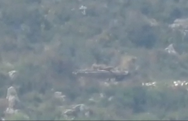 Hình ảnh được công bố ghi lại khoảnh khắc tay súng của FSA dùng tên lửa TOW tấn công chiếc T-72 của Quân đội Ả Rập Syria (SAA) ở vùng nông thôn phía bắc Latakia. Trước khi dính đạn, xe tăng T-72 vẫn mãi mê tấn công công mục tiêu mà không hay biết chính mình đang trở thành mục tiêu bị săn đuổi.