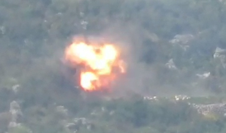 Chỉ sau ít giây được phóng đi, quả tên lửa có điều khiển đã lao trúng vào phần trước của chiếc xe tăng. Vụ tấn công xảy ra tại Đông Ghouta, ngoại ô Damascus. Cùng với hình ảnh được công bố, phiến quân cho biết chiếc xe tăng đã bị phá hủy nhưng không ghi lại cảnh xe tăng bốc cháy và phát nổ.