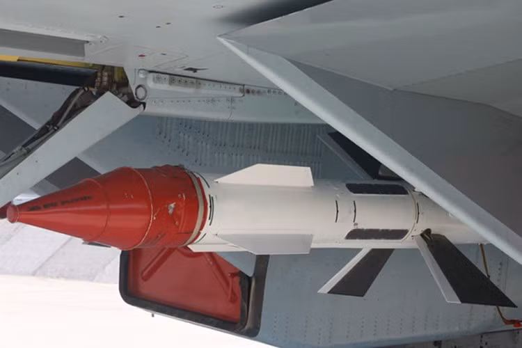 Thiết kế của R-27 về cơ bản không có gì quá khác biệt với dạng trụ tròn, thiết kế module cho phép tích hợp các hệ thống dẫn đường hay động cơ đẩy khác nhau.