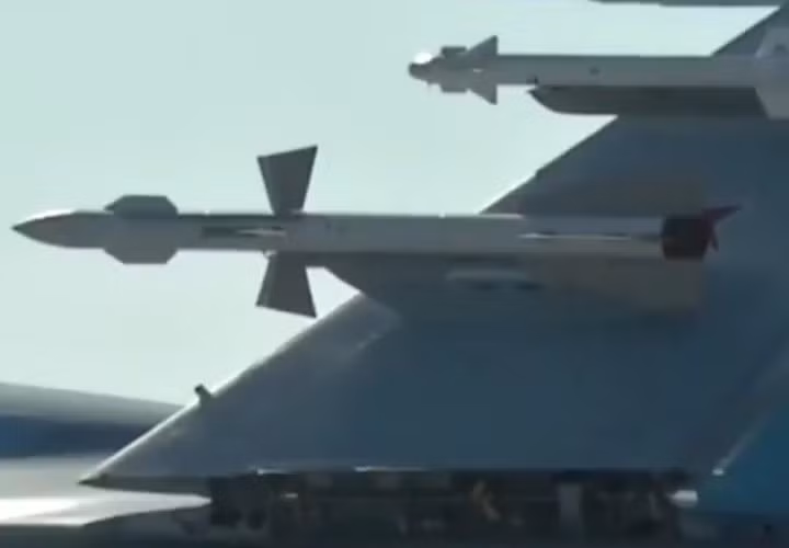 Khối lượng của R-27RE lên tới 350 kg so với 253 kg của R-27R nhưng thông số của R-27RE1 cũng cao hơn khi có thể phóng ở độ cao 27 km và đạt tới tầm bắn 130 km so với 80 km của phiên bản cũ.