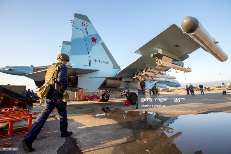 Phiên bản R-27T có sự khác biệt so với hai phiên bản trên, đó là cơ chế bắn-và quên giúp tạo sự chủ động hơn cho tên lửa khi không phải phụ thuộc vào dữ liệu được cung cấp từ máy bay phóng, cũng như tạo điều kiện cho máy bay sau khi bắn tên lửa có thể tự do cơ động làm nhiệm vụ khác, không phải tiếp tục “dẫn đường” cho tên lửa đến mục tiêu.