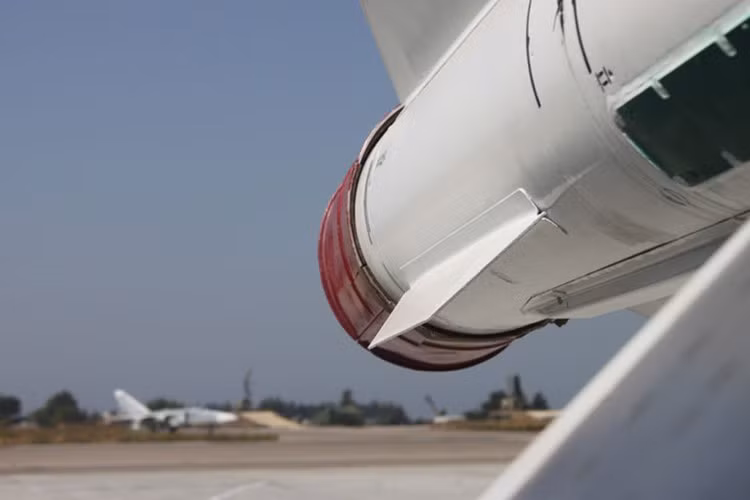 Tương đương, phiên bản nâng cấp của R-27T là R-27ET với các thông số lớn hơn như chiều dài 4,5m và tầm bắn đạt 120 km. Khối lượng phóng của R-27ET là 343 kg và độ cao tối đa phi công được phép khai hỏa loại tên lửa này là 30 km. Tương tự, cơ chế dẫn đường của R-27ET cũng là sử dụng đầu dò hồng ngoại.