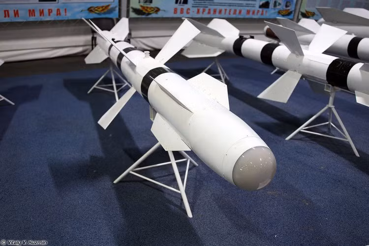 R-27 là một trong những loại tên lửa không đối không tầm trung nguy hiểm của Nga sản xuất và hiện đang được sử dụng rộng rãi trên thế giới.