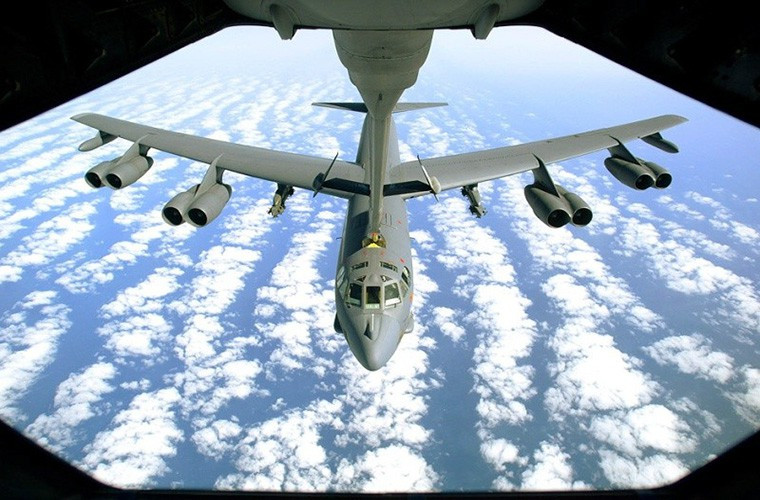 Đứng vị trí thứ hai lại là B-52 - mẫu máy bay ném bom chiến lược tầm xa có thời gian hoạt động dài nhất trong lịch sử Không quân Mỹ. Nó được tạo ra nhằm thực hiện các cuộc tấn công phủ đầu bằng vũ khí hạt nhân vào các mục tiêu quan trọng nằm sâu bên trong lãnh thổ Liên Xô trong Chiến tranh Lạnh. B-52 được Mỹ phát triển trước những chiếc Tu-95 của Liên Xô, nó thực hiện chuyến bay đầu tiên của mình vào tháng 4/1952.