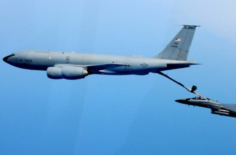 Giai đoạn những năm 1950 đến 1960 cũng là thời điểm không quân nhiều nước trên thế giới phát triển các mẫu máy bay tiếp nhiên liệu trên không đầu tiên. Nhưng tồn tại lâu nhất trong số đó là những chiếc máy bay tiếp nhiên liệu KC-135 của Không quân Mỹ được phát triển dựa trên mẫu máy bay chở khách thương mại Boeing 707. KC-135 thực hiện chuyến bay đầu tiên của mình vào tháng 6/1957.