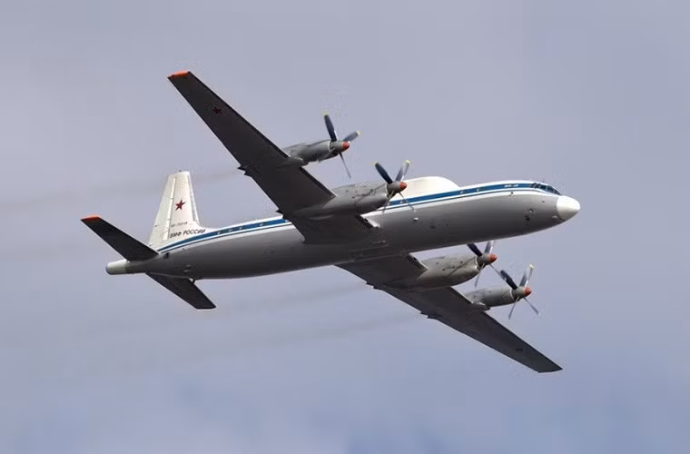 Một ví dụ điển hình khác từ việc chuyển đổi từ máy bay dân sự sang mục đích quân sự là mẫu máy bay trinh sát quân sự Il-20RT. Nó được Liên Xô phát triển dựa trên mẫu máy bay chở khách thương mại khá thành công của nước này Il-18, với chuyến bay thử nghiệm đầu tiên vào 1957. Trong khi đó biến thể Il-20RT được phát triển vào đầu những năm 1970. Tuy nhiên trên thực thế Il-20RT vẫn mang số hiệu của Il-18 nhằm đánh lừa các hoạt động tình báo của Phương Tây.