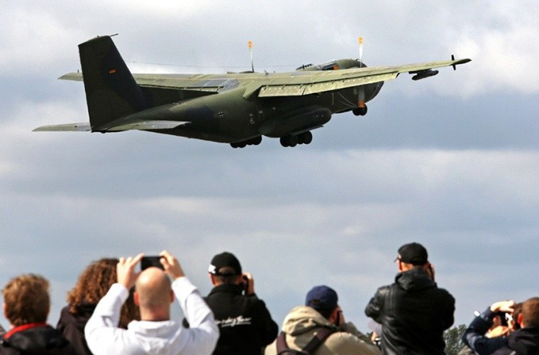 Nếu Mỹ nổi tiếng với C-130 thì tại Châu Âu C-160 Transall lại được xem là đỉnh cao của sự tin cậy và bền bỉ. Đây cũng là một mẫu máy bay vận tải quân sự hạng trung sử dụng hai động cơ cánh quạt với chuyến bay thử nghiệm đầu tiên vào năm 1963 và vẫn còn được sử dụng cho đến hiện tại.