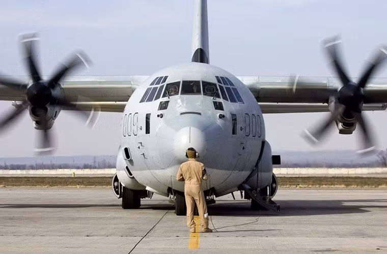 Nếu nói đến một trong những huyền thoại của ngành công nghiệp hàng không thế giới thì C-130 Hercules là một trong những ứng cử viên hàng đầu. Mẫu máy bay vận tải quân sự hạng trung này thực hiện chuyến bay thử nghiệm đầu tiên của mình vào năm 1954 và vẫn được quân đội nhiều nước trên thế giới sử dụng đến tận ngày nay. Có nhiều đánh giá cho rằng C-130 và các biến thể của nó sẽ sớm đạt tới mốc 100 năm hoạt động kể từ lần bay thử đầu tiên.