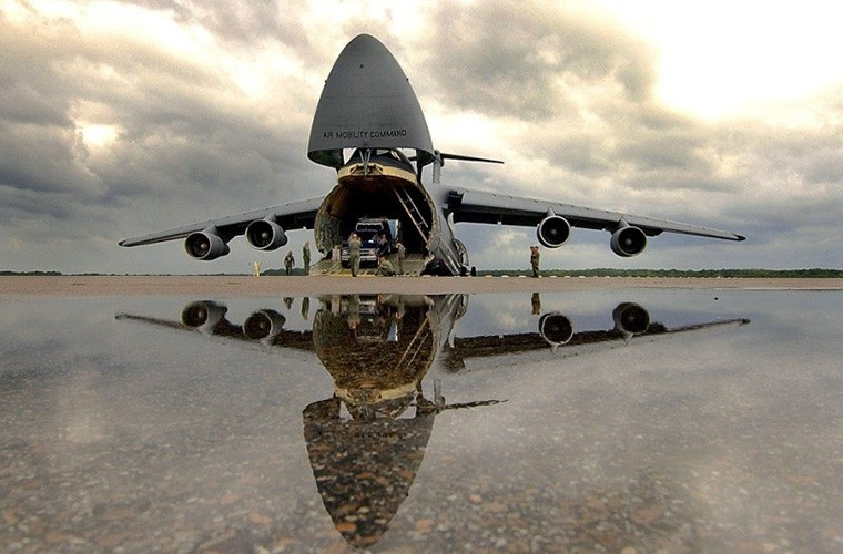 C-5 Galaxy - mẫu máy bay vận tải quân sự hạng nặng của Mỹ thực hiện chuyến bay thử nghiệm đầu tiên vào năm 1968. Ngay sau khi xuất hiện nó cũng đã giành lấy danh hiệu mẫu máy bay vận tải lớn nhất thể giới từ tay chiếc An-22 của Liên Xô. Nhưng sau đó không lâu danh hiệu này lại thuộc về một mẫu máy bay khác của Liên Xô là An-124 Ruslan vào 1980, hiện tại C-5 đã ngưng sản xuất nhưng nó vẫn còn hoạt động trong Không quân Mỹ.