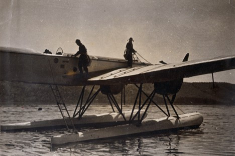 Nhưng khi quá trình công nghiệp hóa Liên Xô đã đạt được nhiều thành tựu từ đầu những năm 1930 thì lúc đó Vùng Viễn Đông Nga vẫn còn vô cùng hoang dã. Chỉ có hơn 1 triệu người sinh sống ở vùng lãnh thổ rộng bằng cả châu Âu, trong khi trình độ phát triển kinh tế lại rất thấp kém.