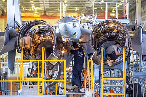 Ngoài ra, nơi đó lại không có bất kỳ tập đoàn công nghiệp cỡ lớn nào hỗ trợ cơ sở quân sự và kinh tế cho vùng. Dẫu vậy, kinh nghiệm từ cuộc chiến tranh Nga - Nhật Bản vào những năm 1904 - 1905 cho thấy, nhu cầu phát triển vùng Viễn Đông lại rất cần thiết.